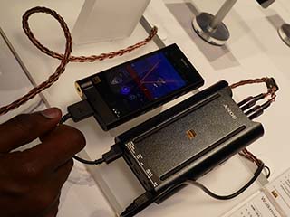 本田雅一のAVTrends】新ウォークマン「NW-ZX2」の音質をCES会場で