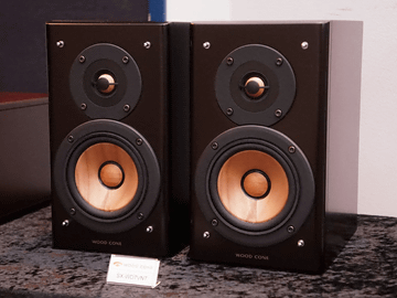 JVC、長年使い込んだ楽器からヒントを得た人工熟成響棒採用ウッド