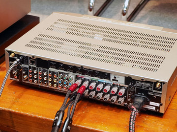 マランツ、音質大幅強化でレコードも繋がる105mm薄型AVアンプ「NR1609