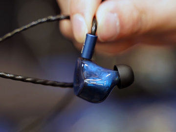 Unique Melody“究極の”「MAVERICK II Re;」、桐を使ったヘッドフォンが