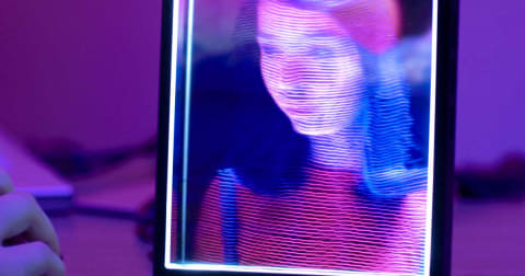 世界初の個人向け3Dホログラムディスプレイ。期間限定199ドル - AV Watch