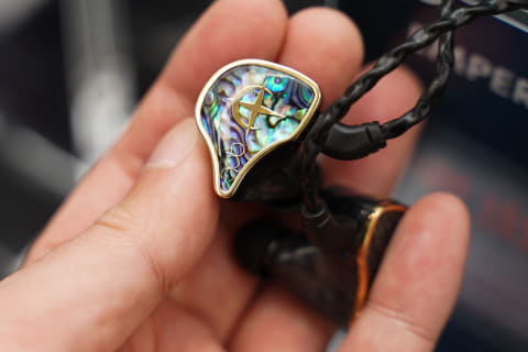 qdc、片側15ドライバ「EMPEROR」最終版。EmpireEars最上位「RAVEN」も