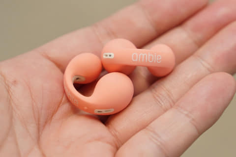 ambie、簡単装着でマルチポイント対応“耳をふさがない”イヤカフ型TWS