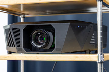 エプソン、4K/18Gbps/HLG対応プロジェクタ「TW8400」。約30万円 - AV Watch