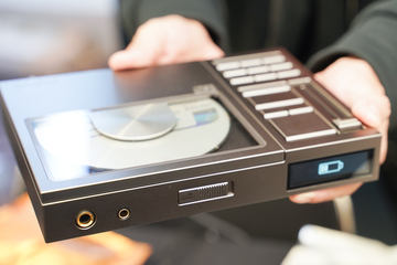 GLAY、CDプレーヤー同梱の30周年記念ベストアルバム。ジャケットは尾田