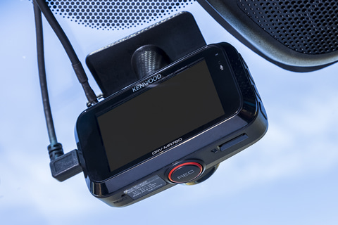 あおり運転への対策バッチリ!! ケンウッドの前後方同時録画対応