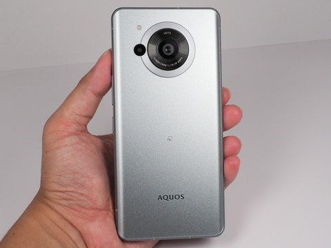 1型センサー搭載スマホ「AQUOS R7」が更新。夜景・料理の画質、AF安定