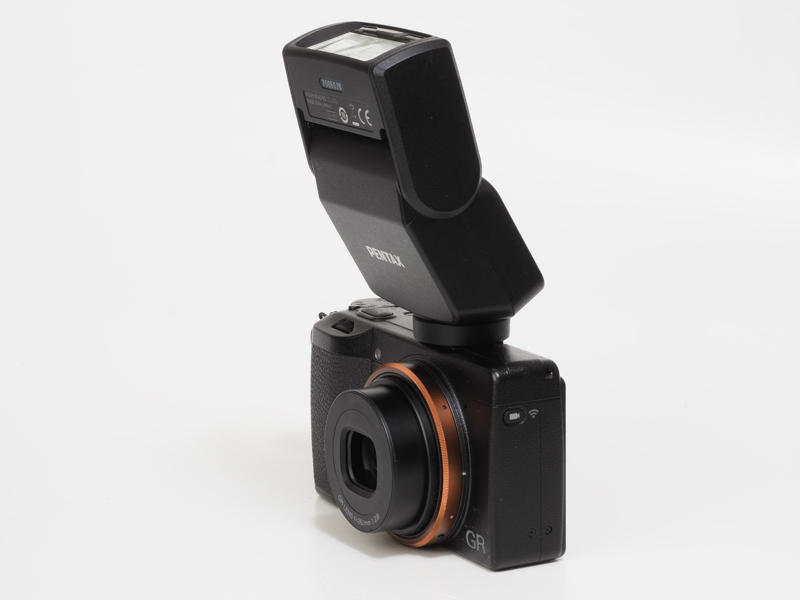 赤城耕一の「アカギカメラ」 第92回：「GR III」にぴったりのストロボ