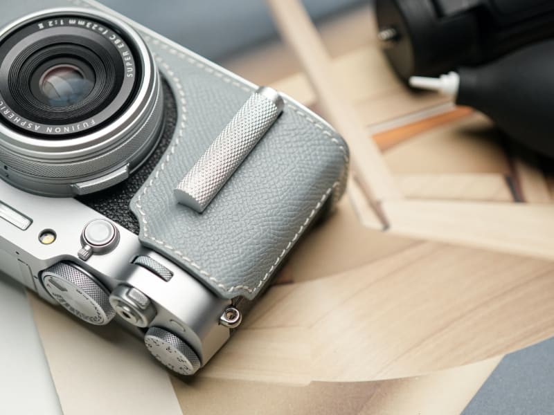 金属製グリップを備えた「X100VI」「D-LUX8」用の本革ボディケース