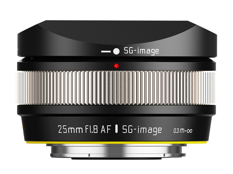 レッド、オレンジなどフォーカスリングの色が選べる広角単焦点レンズ