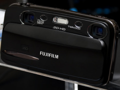 富士フイルム、HD動画記録対応3Dデジカメ「FinePix REAL 3D W3」の発表