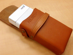 ポラロイド、SX-70付属品を再現した「PoGo専用レザーケースセット