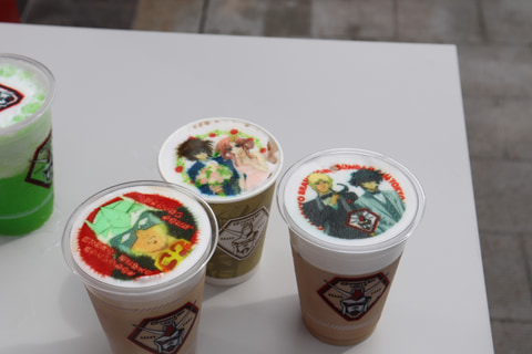 ドリンクを頼むとガンダムキャラがラテアートに。限定デザインも200種