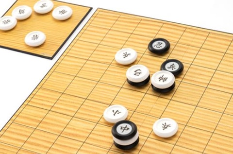 メルエムとコムギが対局する盤上競技を完全再現。「HUNTER×HUNTER」の