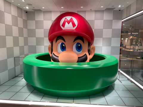 巨大なマリオがお出迎え！ Nintendo KYOTOにマリオが土管から顔を覗か