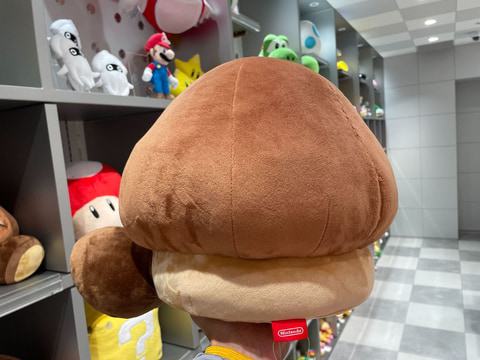 マリオ」シリーズの新グッズにクリボーのクッションスツールが登場
