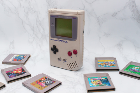 ゲームボーイ」生誕35周年！ ゲームを持ち歩くプレイスタイルを確立