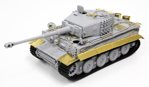 ディテールアップ用のパーツも付属する「重戦車ティーガーI」の