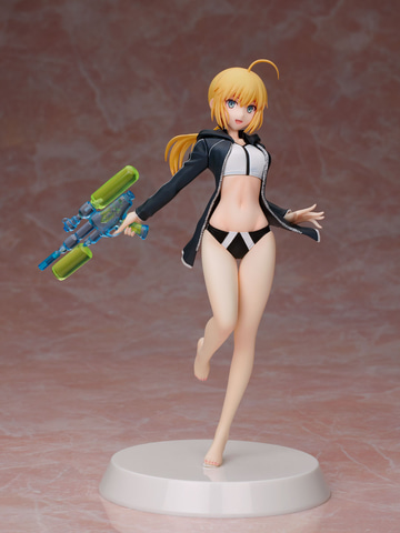 引き締まったくびれを披露！ 「FGO」より爽やかな笑顔も魅力の