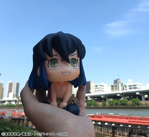 ワイルドなあぐら姿で何か言いたげな「るかっぷ 鬼滅の刃 嘴平伊之助