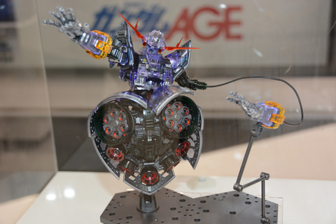 特別企画】【ガンダムベース撮り下ろし】クリアの装甲から見える無骨な