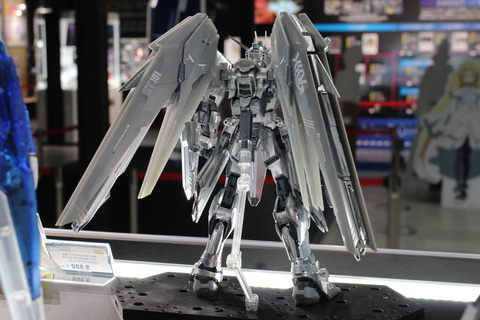 特別企画】【ガンダムベース撮り下ろし】白銀に輝く「MG 1/100
