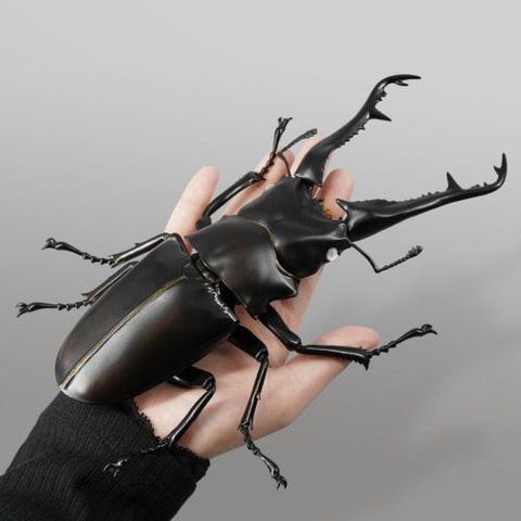 ギラファノコギリクワガタのホワイトアイを再現した可動フィギュアが