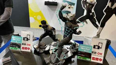 怪獣8号」より怪獣8号や日比野カフカのフィギュアのデコマスが展示