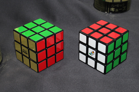生誕50周年を記念する「ルービックキューブ レトロ」は、懐かしのロゴ