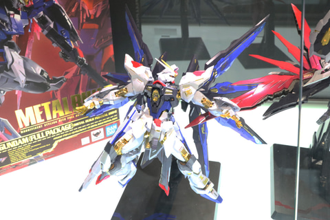 METAL BUILD「ストライクフリーダムガンダム」と「デスティニー