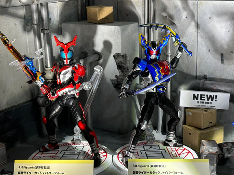 真骨彫製法」より「仮面ライダーガタック ハイパーフォーム」や