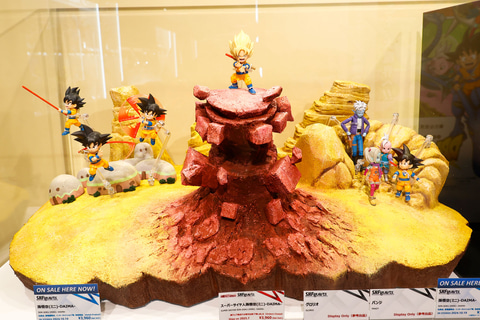 最終回の扉絵をモチーフにした壁掛けフィギュアも世界初公開！「DRAGON