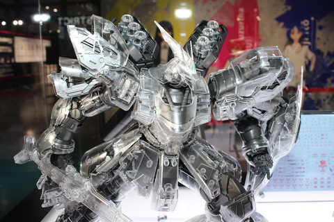 特別企画】νガンダムとともにクリア成形のサザビーも発売！ 大迫力の
