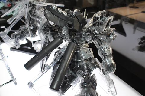 特別企画】νガンダムとともにクリア成形のサザビーも発売！ 大迫力の