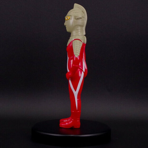 ウルトラセブン」に登場するウルトラセブンや怪獣たちが昭和レトロ