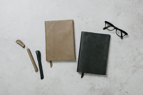 土屋鞄、革で仕立てたボールペンとノートカバー - Impress Watch