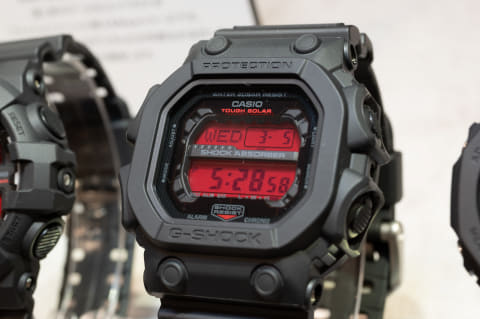 G-SHOCK、ブラックに“赤い液晶”を組み合わせた新作 - Impress Watch