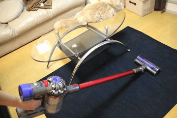 家電製品レビュー】猫の毛もラクラク! ダイソンのコードレス掃除機「V8