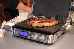 デロンギ、異なる温度設定が可能な2つのプレートでかたまり肉を挟んで