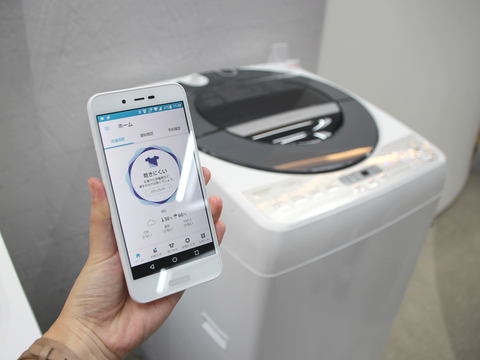シャープ、乾燥機なしの“全自動洗濯機”にスマホ連携モデル ～縦型洗濯
