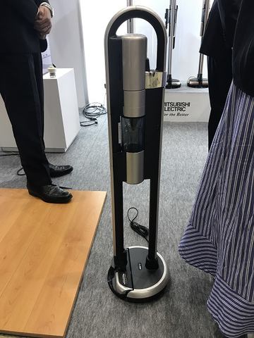 三菱電機、ワンモーションで掃除を開始できるコードレス掃除機「ZUBAQ