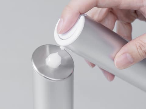 1秒に300万回の超音波振動、美容液の浸透を高めるSALONIA美顔器 - 家電