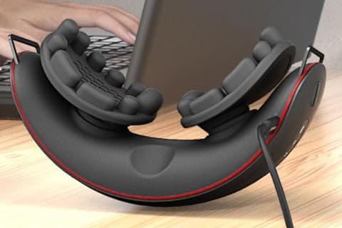 パソコンで疲れた目元を温めてツボをケアするLenovoアイマスク