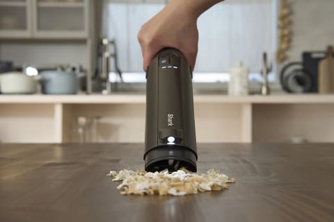 シャーク、狭い所も掃除しやすくなったライト付きハンディクリーナー