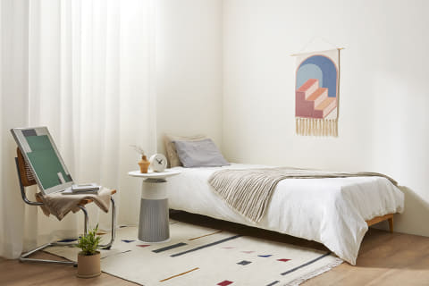 LGからサイドテーブルになる空気清浄機。ワイヤレス充電もできる