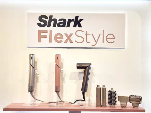 シャークが美容家電に参入。ねじるとドライヤーになるスタイラー