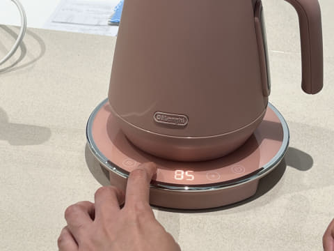 デロンギ、5色から選べる温度調節ケトル - 家電 Watch