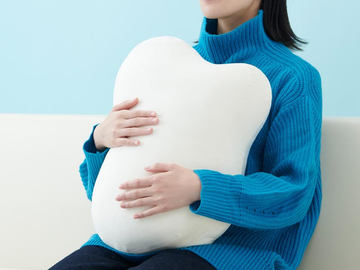 呼吸するクッション「fufuly」抱くと落ち着く - 家電 Watch