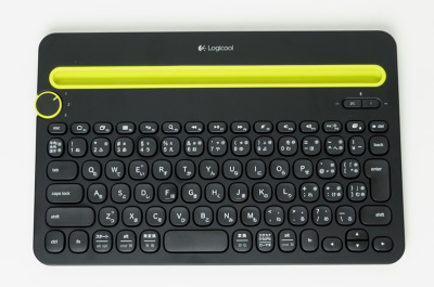 ずっしりとした重厚感、3デバイス切替対応のワイヤレスキーボード