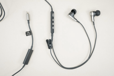 充電不要で効果抜群、iPhone専用ノイズキャンセリングイヤホン「RAYZ